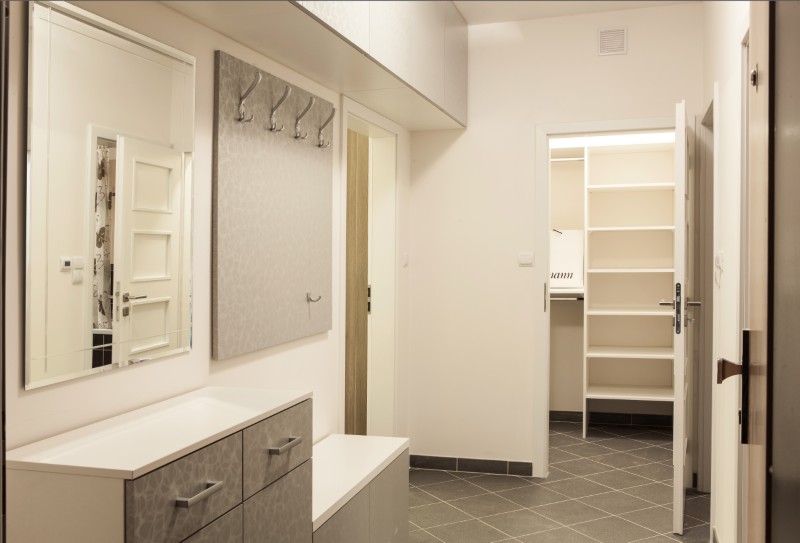 Jak urządzić mały przedpokój w mieszkaniu? Praktyczne wskazówki